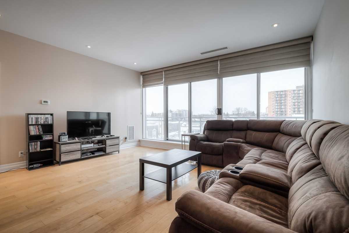 44 Bond St W, #416