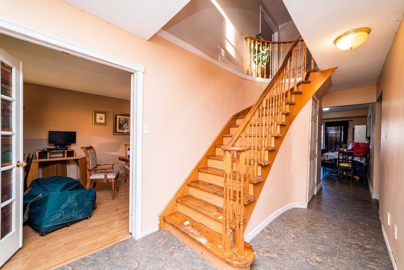 57 Hillhurst Cres