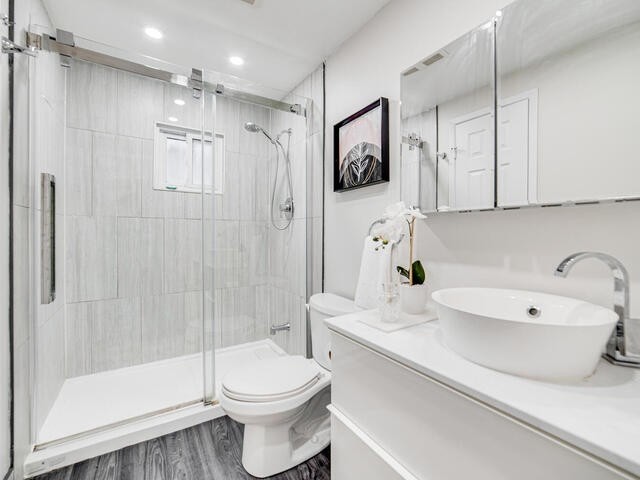 1123 Cedarcroft Cres