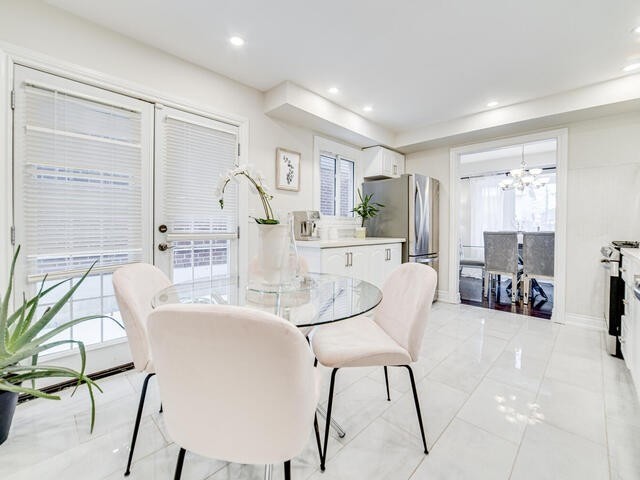 1123 Cedarcroft Cres
