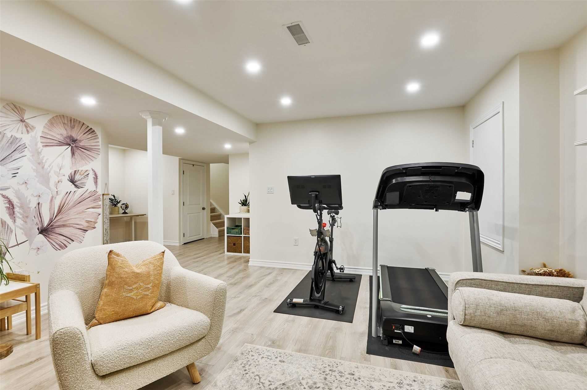 83 Northglen Blvd