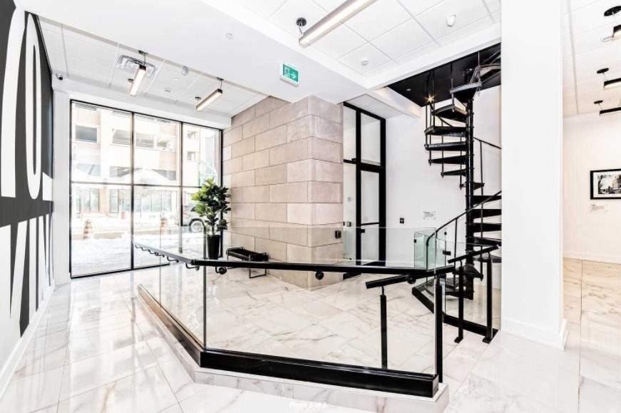 70 King St E, #220