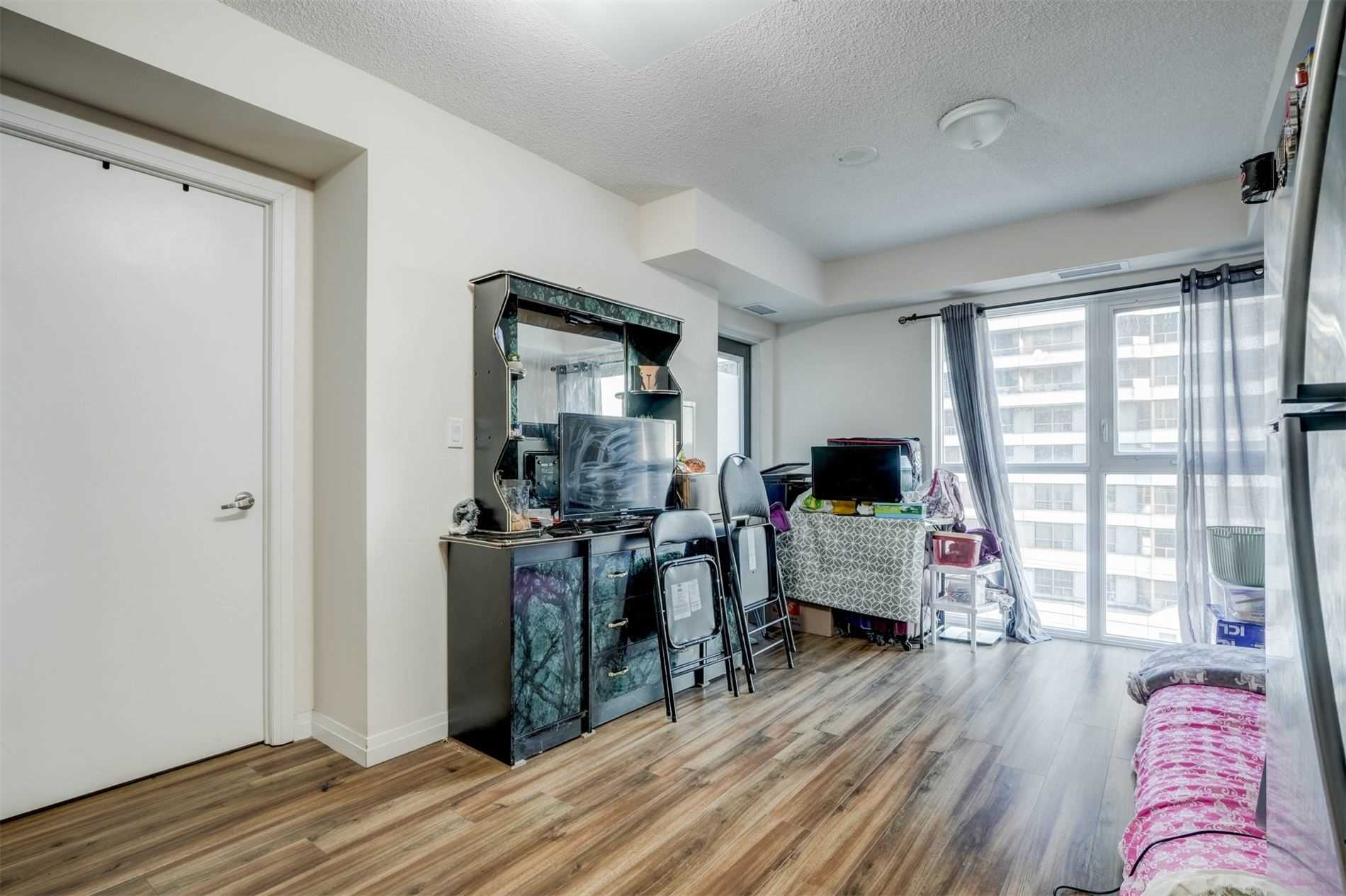 2152 Lawrence Ave E, #607