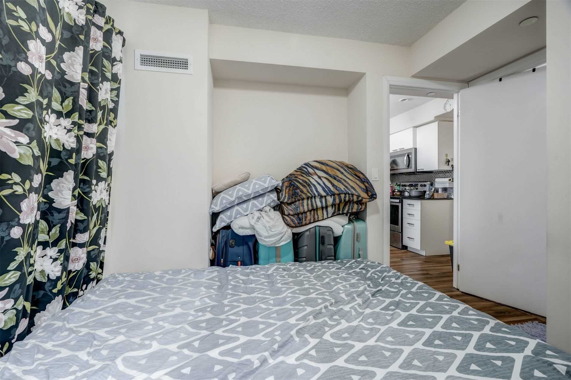 2152 Lawrence Ave E, #607