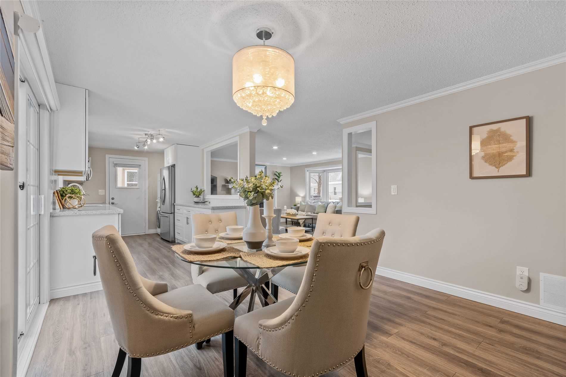 8 Kawartha Rd