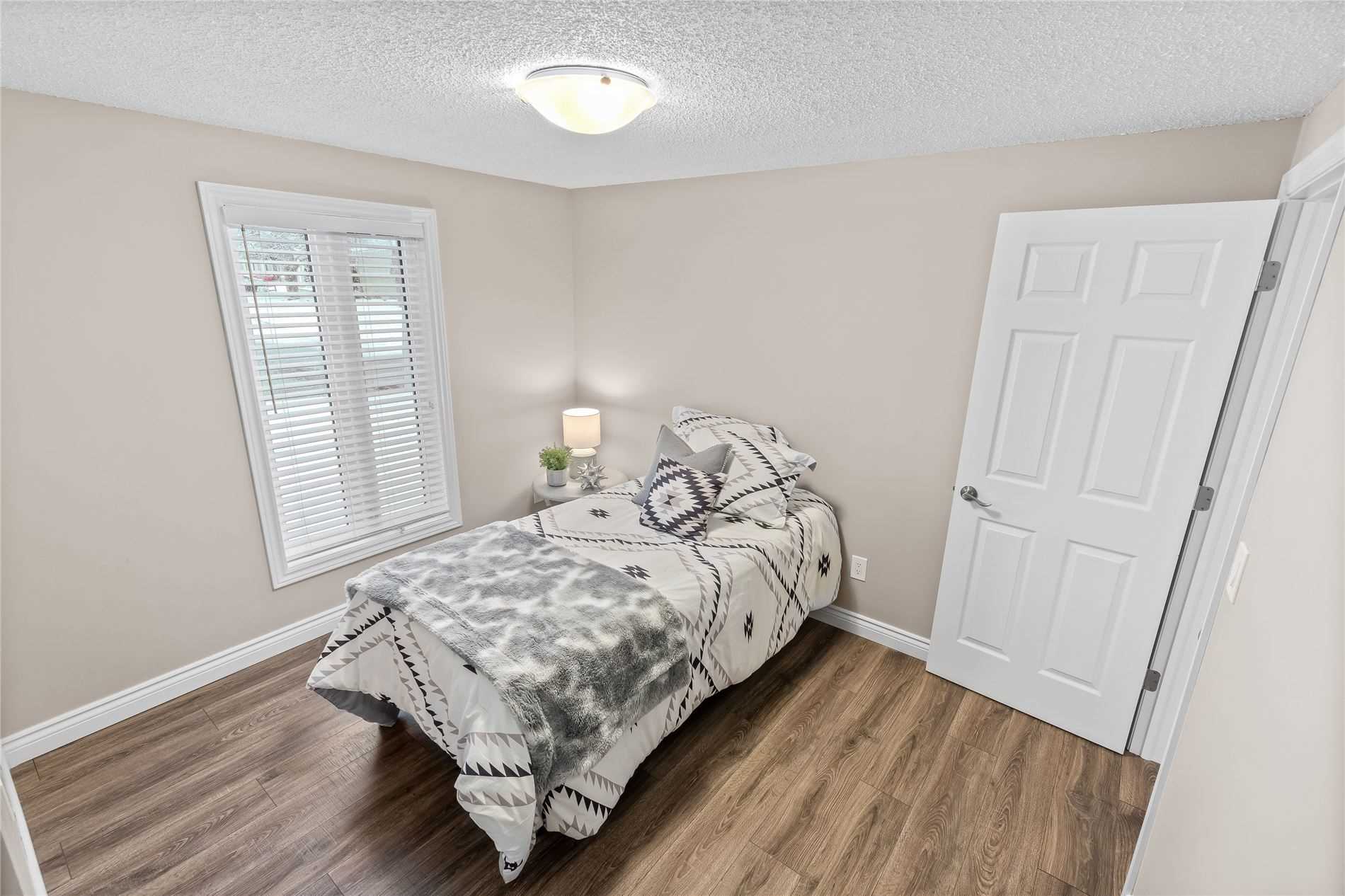 8 Kawartha Rd