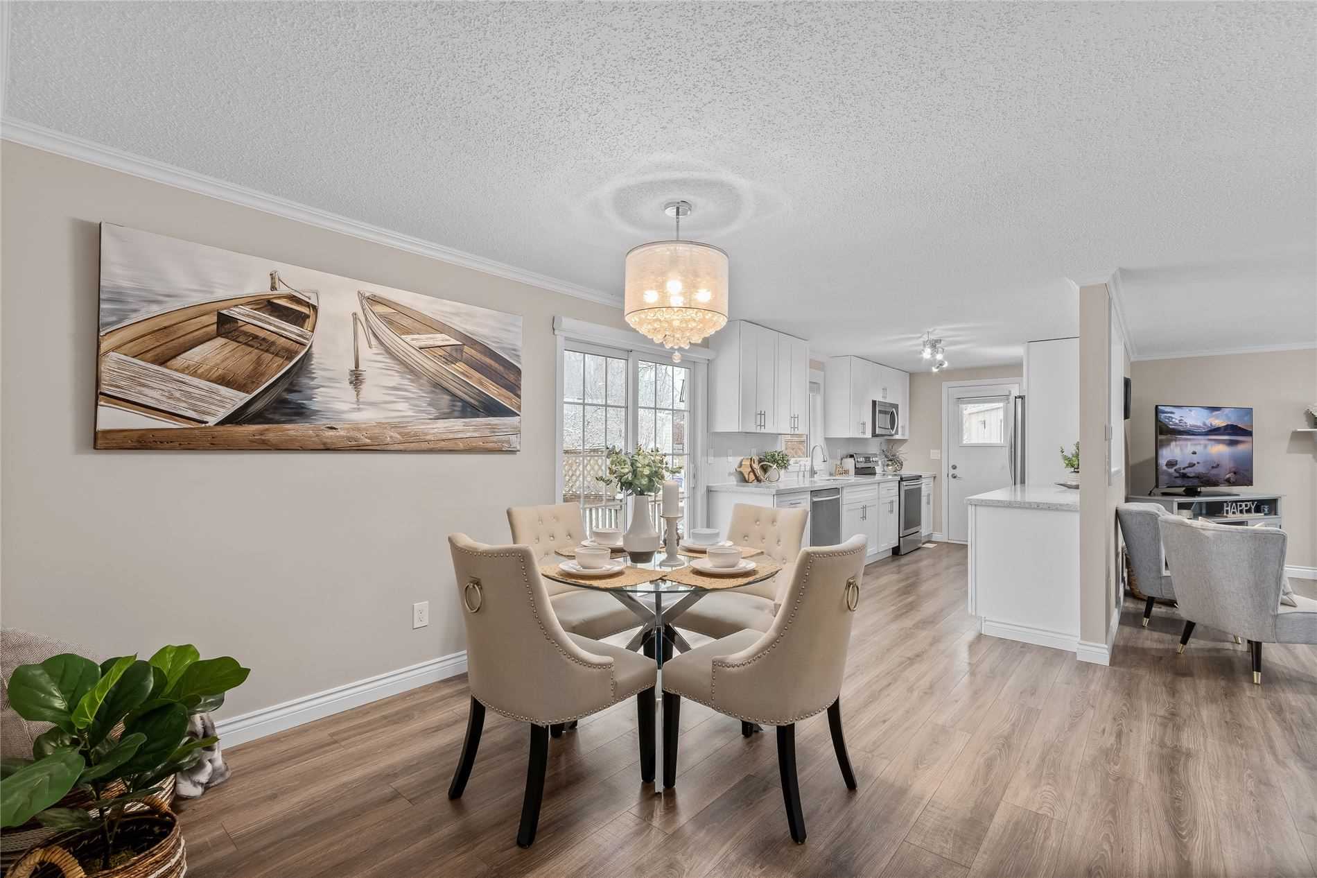 8 Kawartha Rd