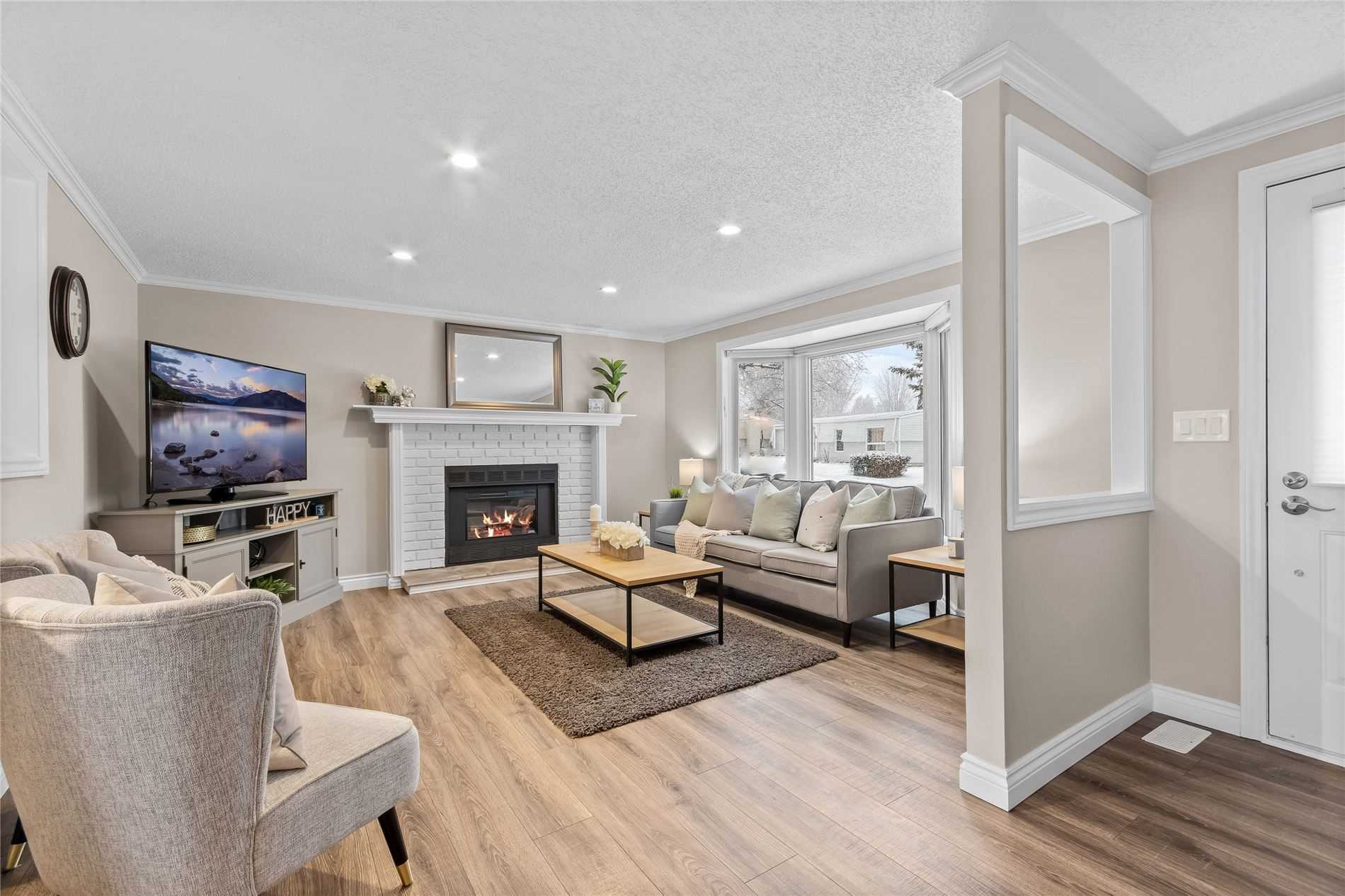 8 Kawartha Rd