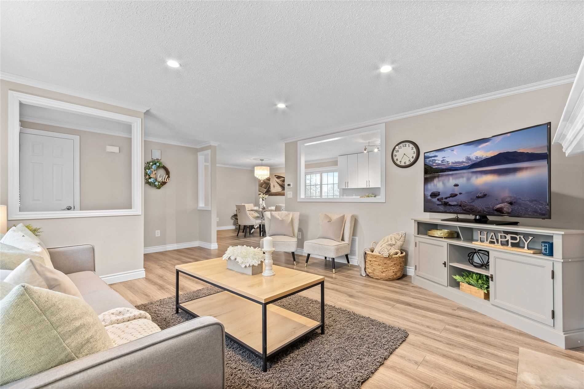 8 Kawartha Rd