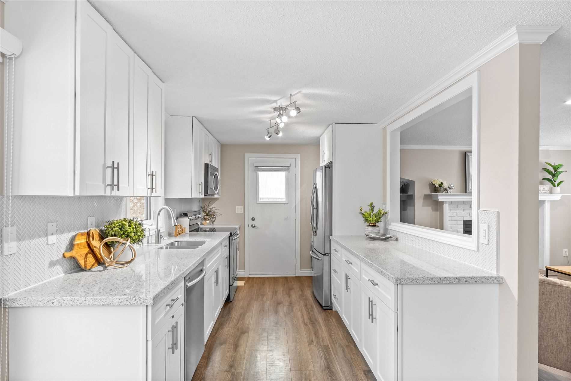 8 Kawartha Rd