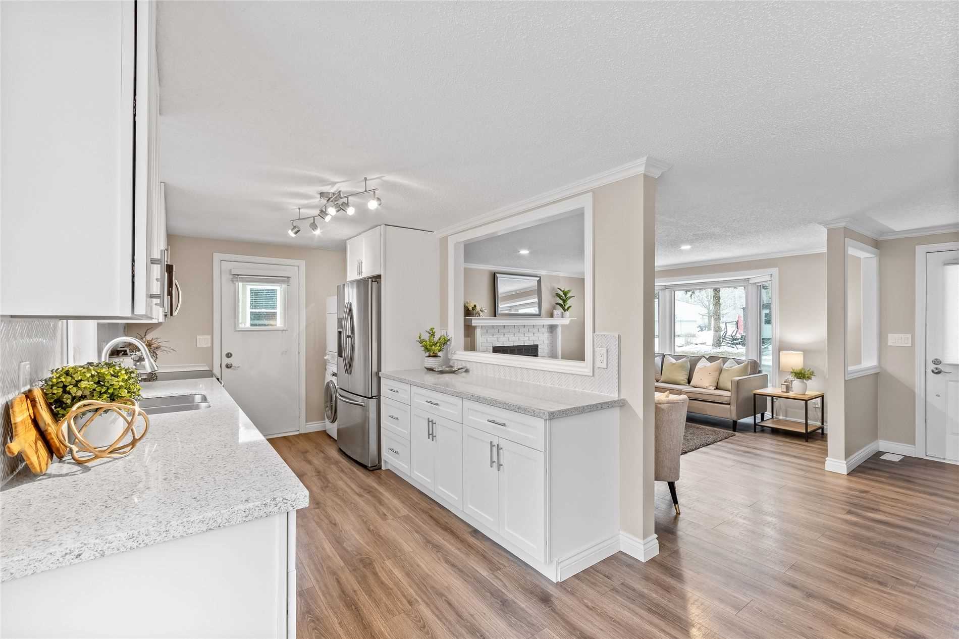 8 Kawartha Rd