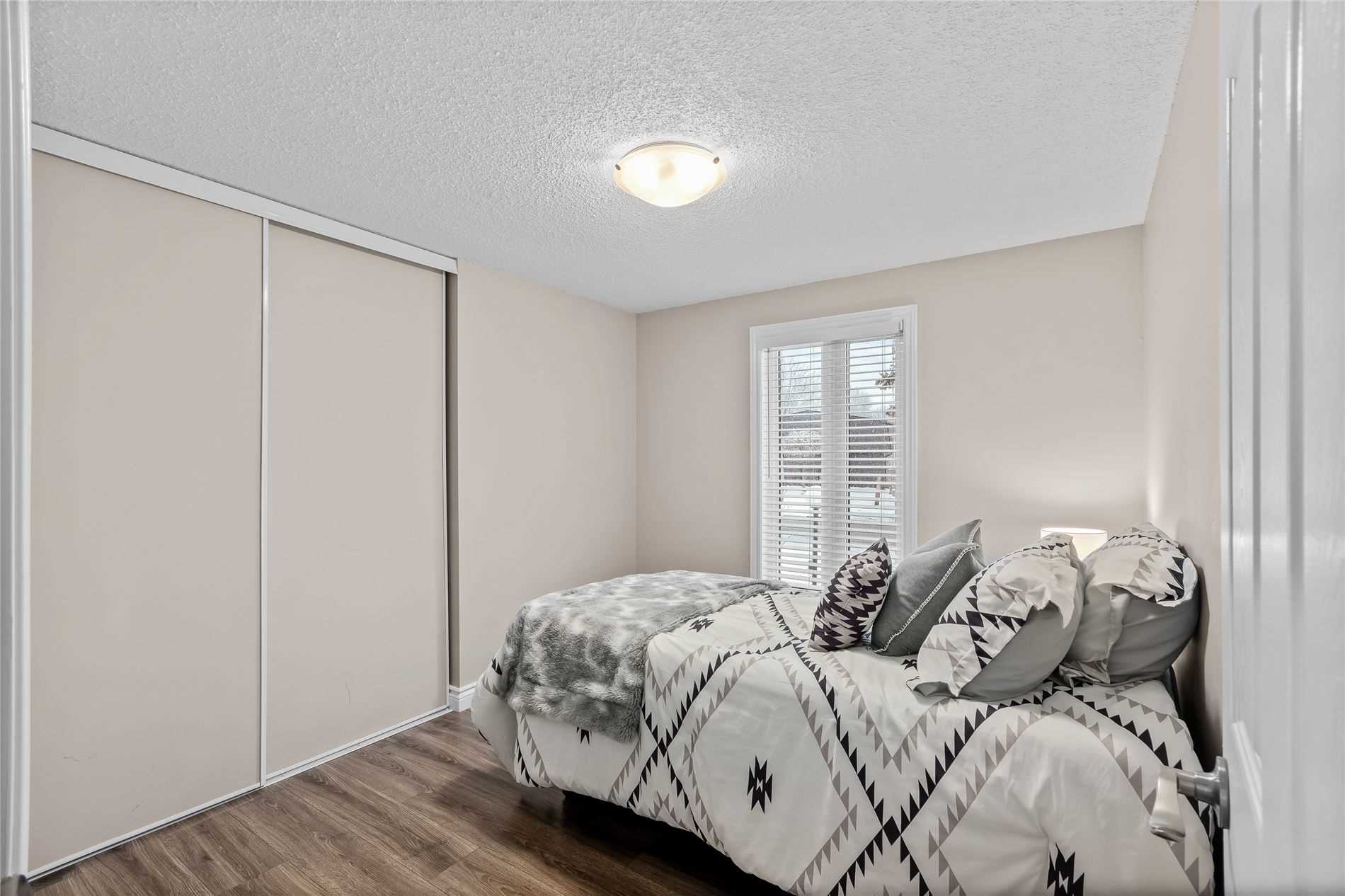 8 Kawartha Rd