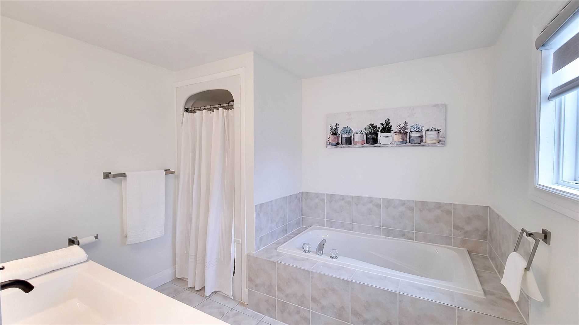 1657 Erindale Cres