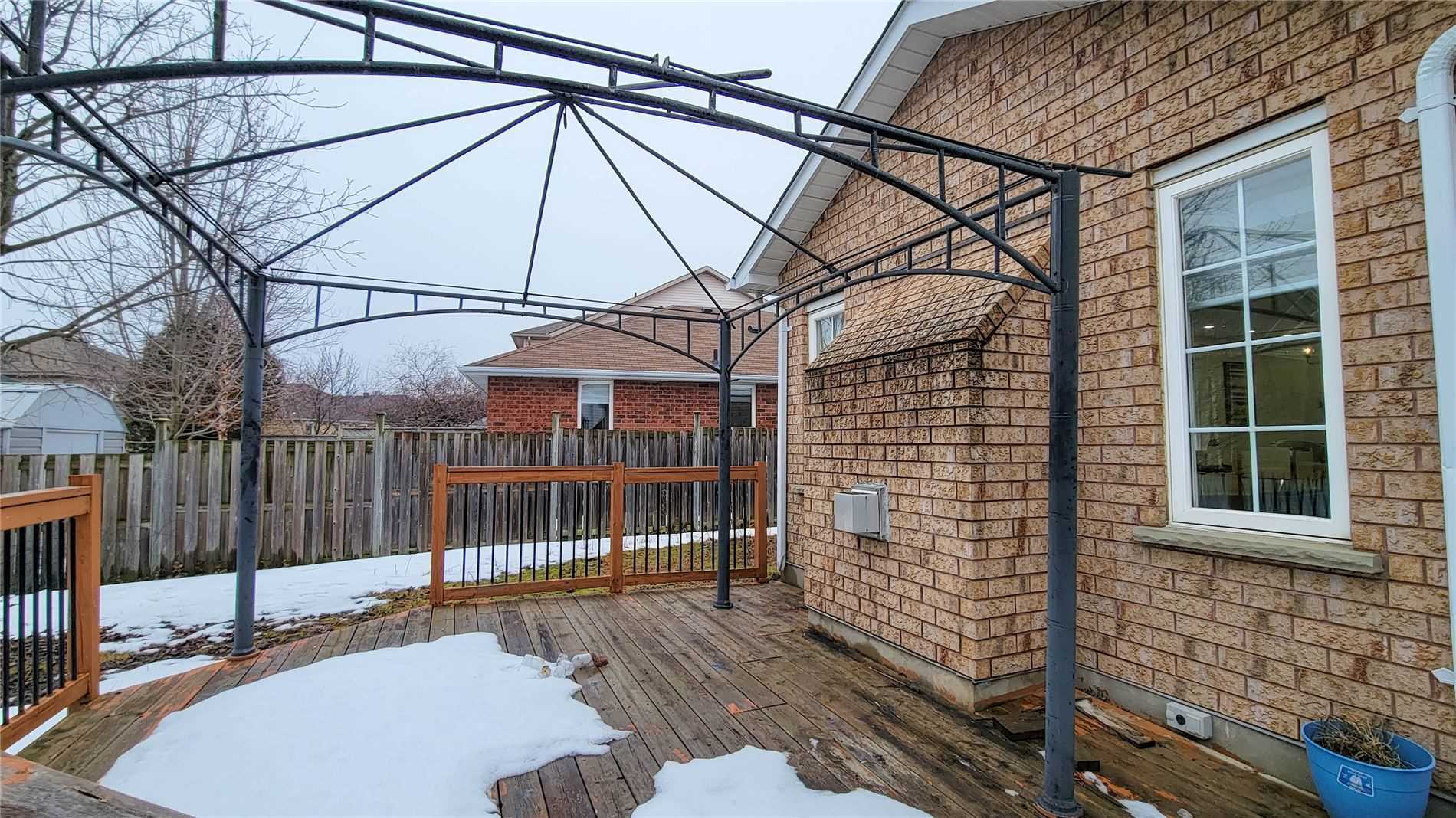 1657 Erindale Cres