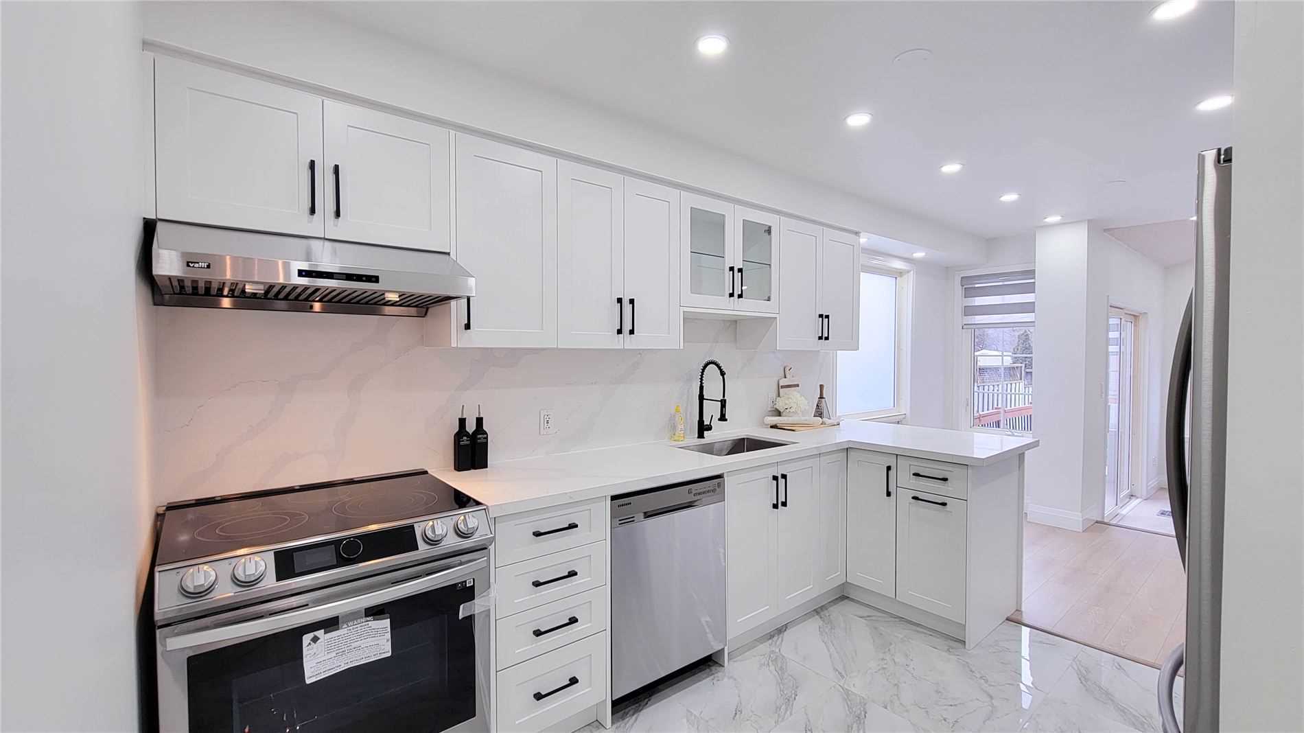 1657 Erindale Cres