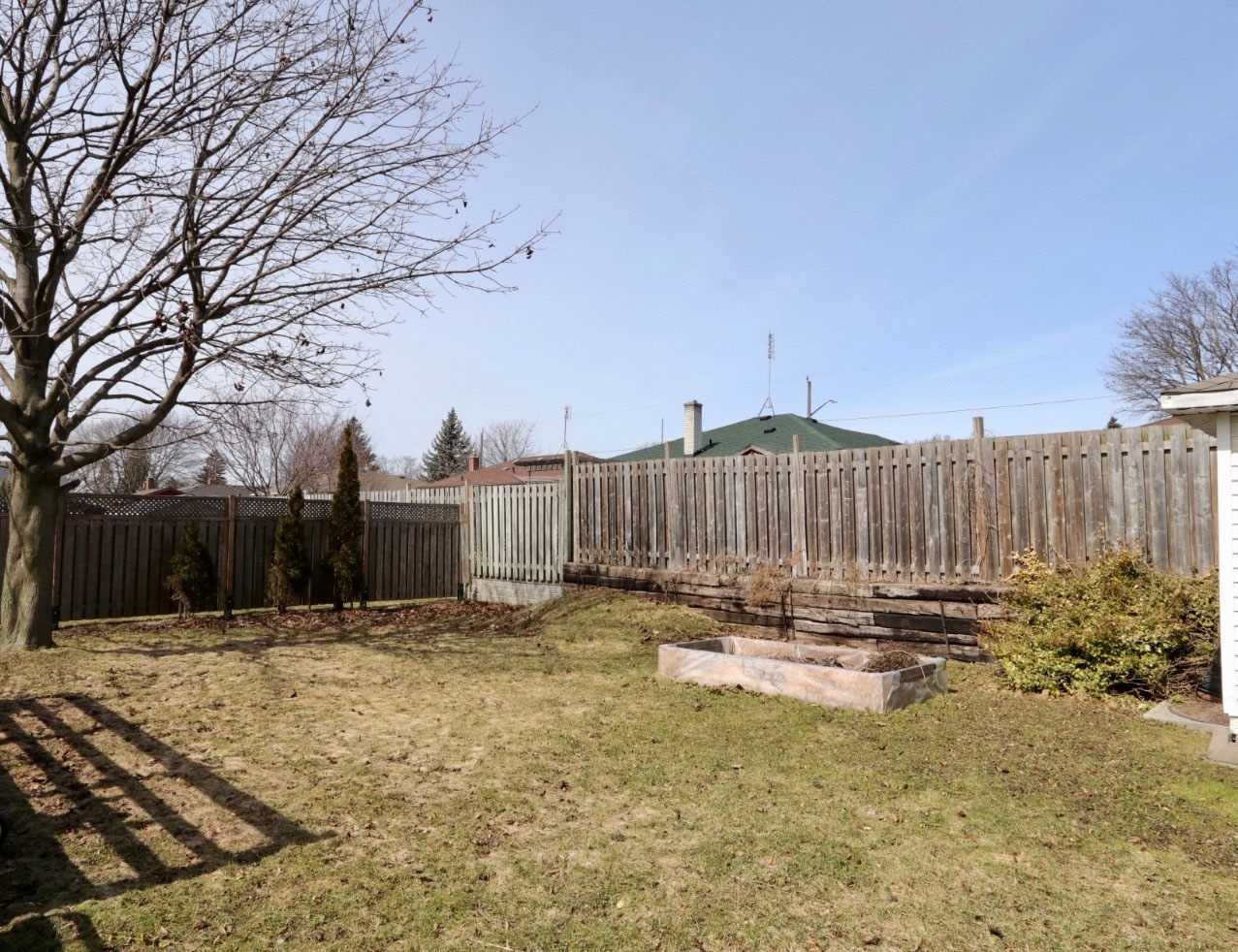 81 Parkway Cres