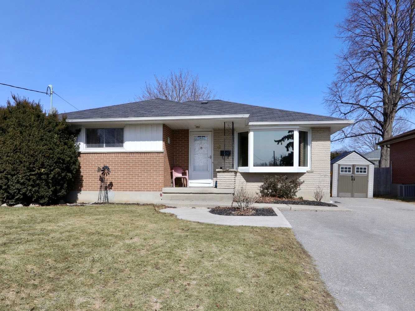 81 Parkway Cres