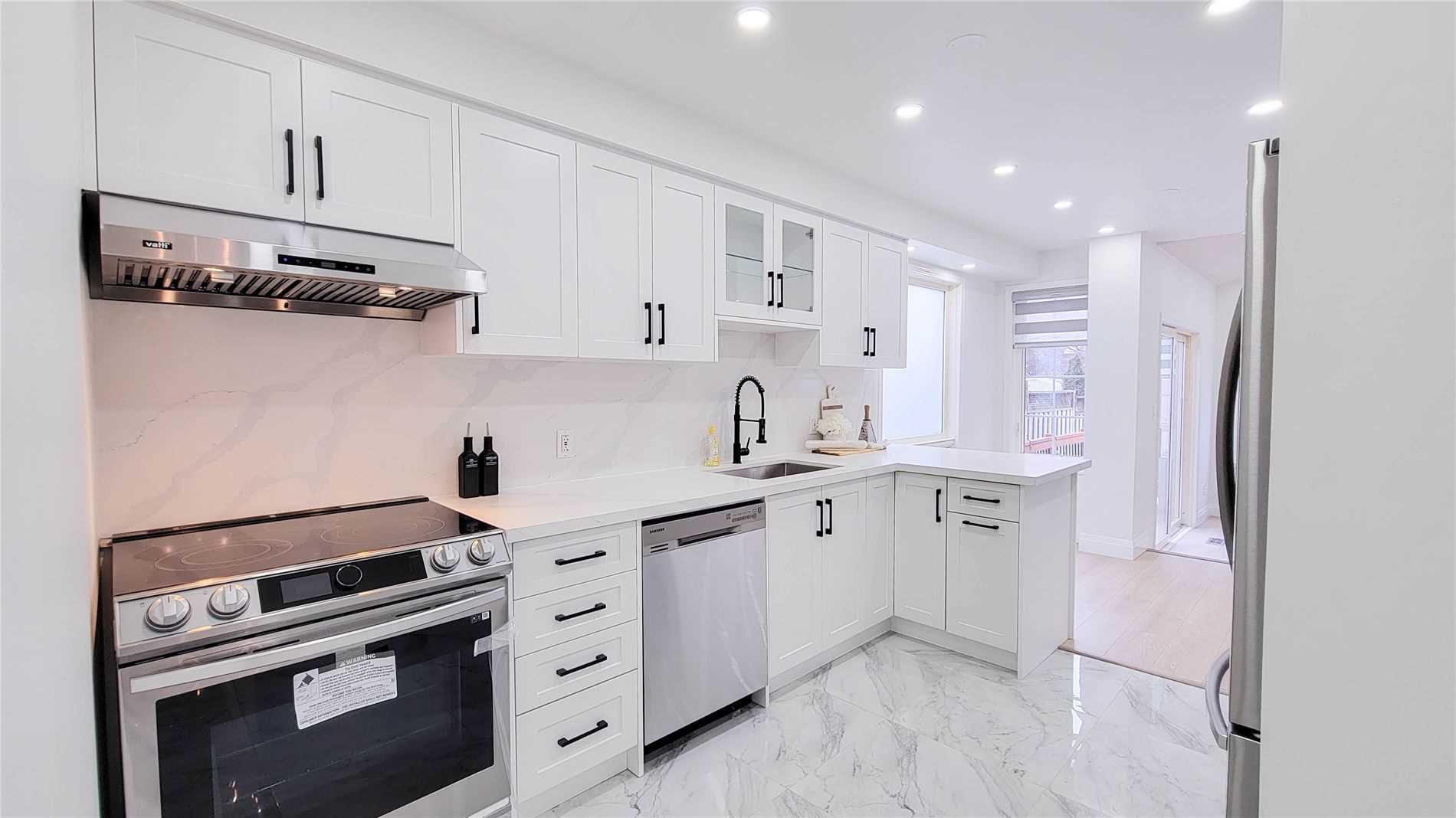 1657 Erindale Cres