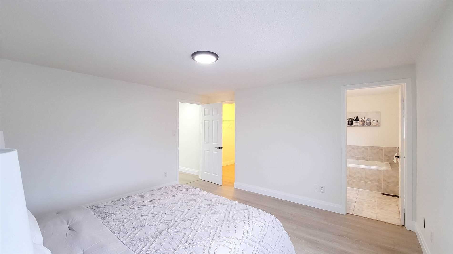 1657 Erindale Cres