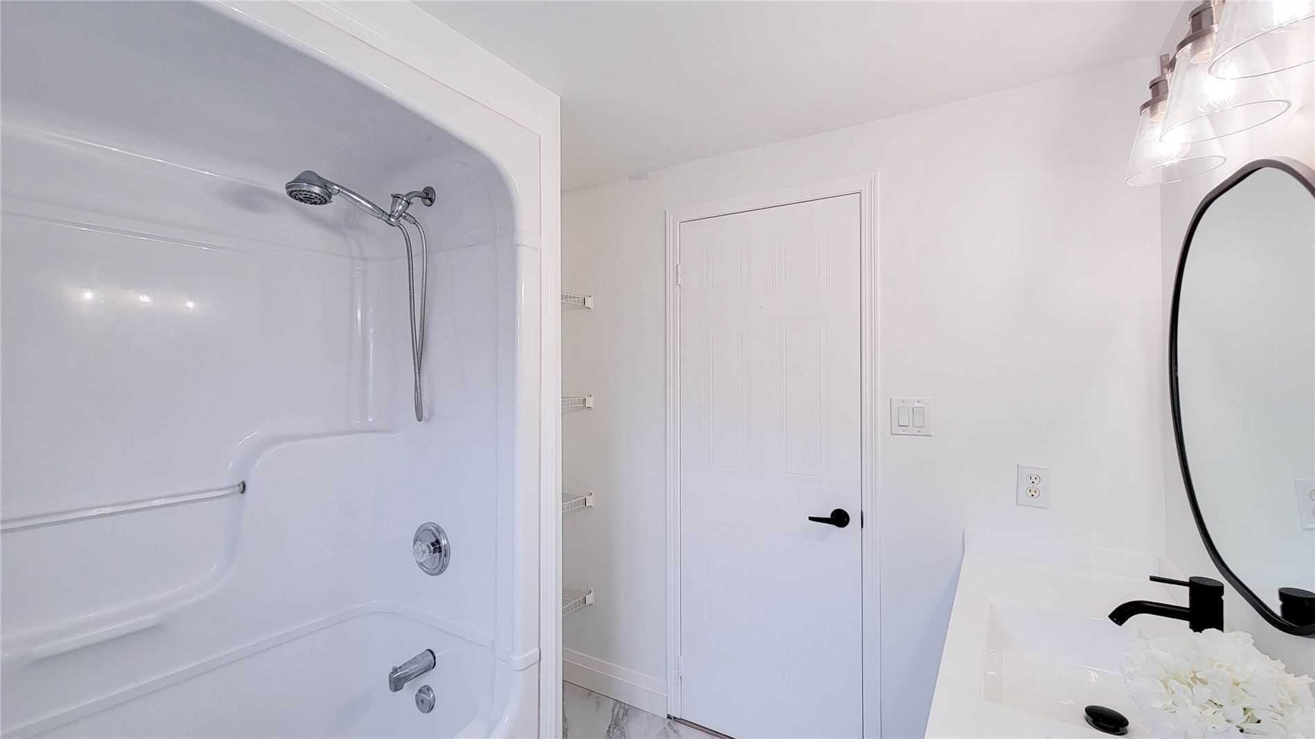 1657 Erindale Cres