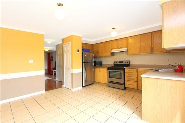 160 Bayly St W