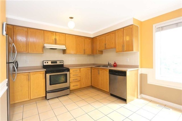 160 Bayly St W
