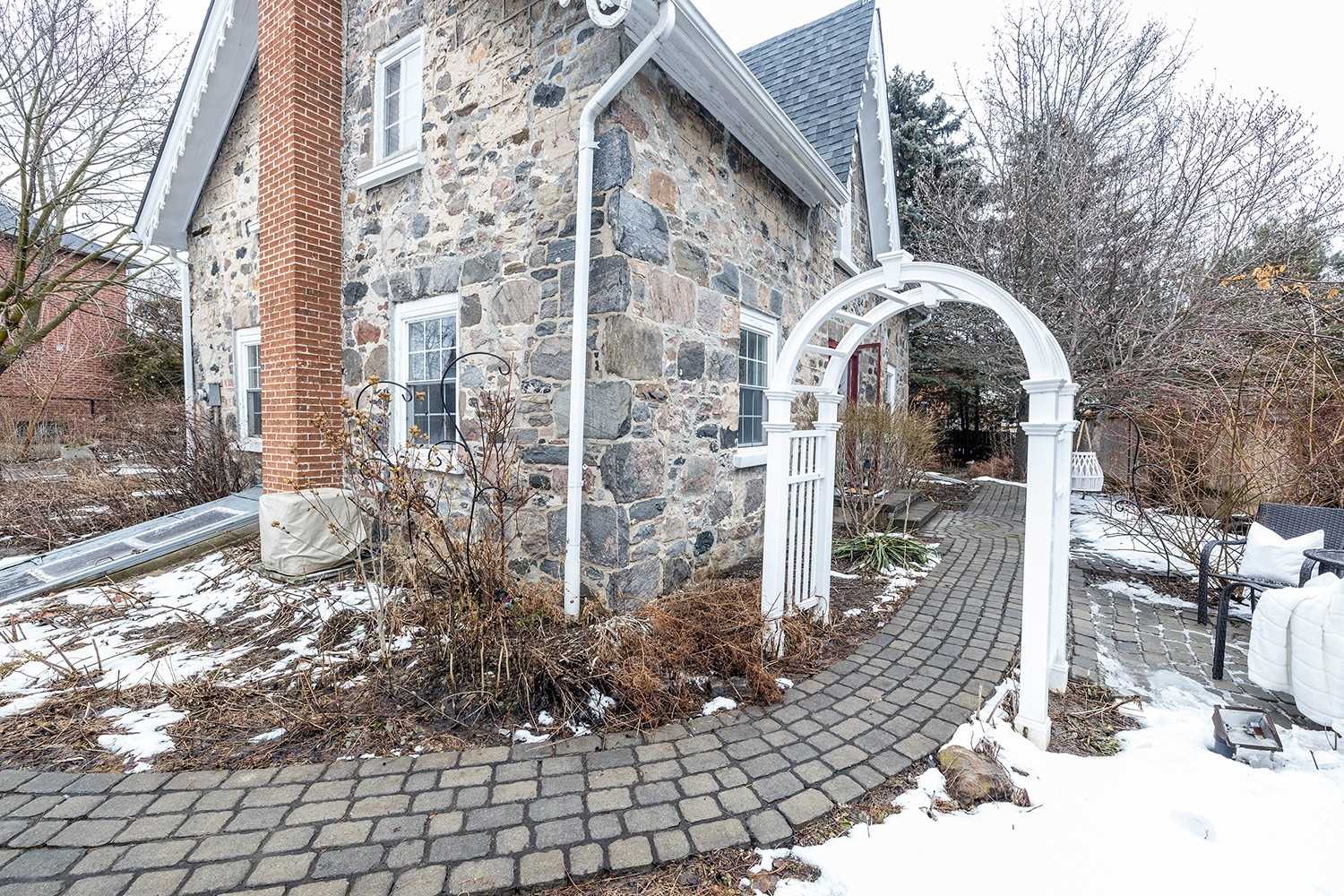 2319 Wildwood Cres