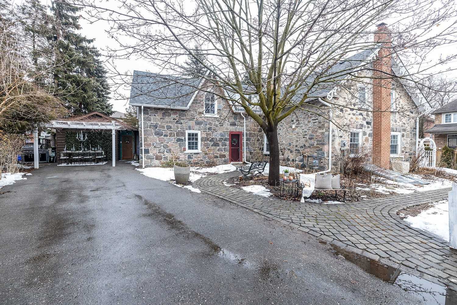 2319 Wildwood Cres