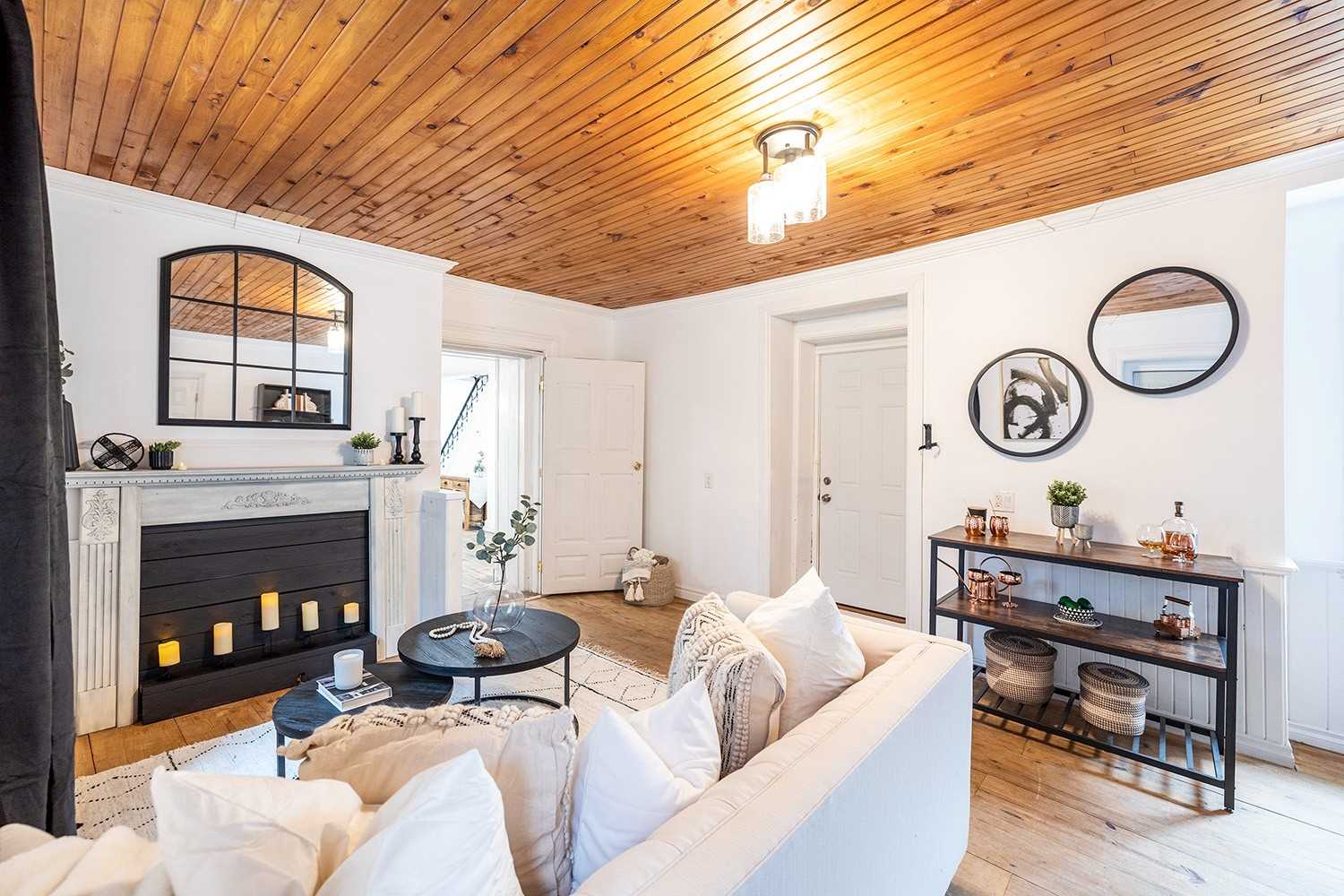 2319 Wildwood Cres