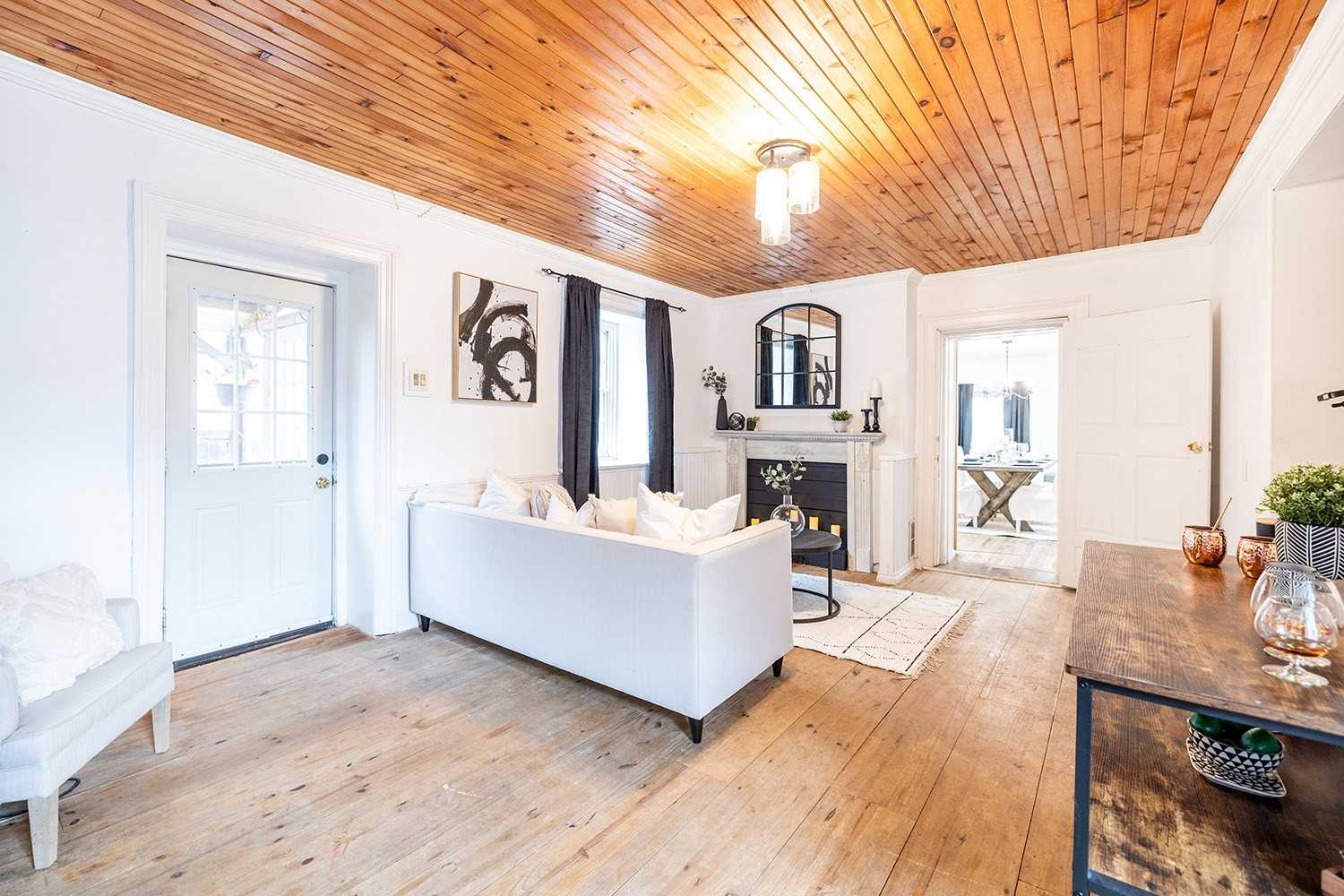 2319 Wildwood Cres
