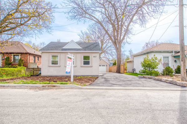 917 Centre St S, Whitby