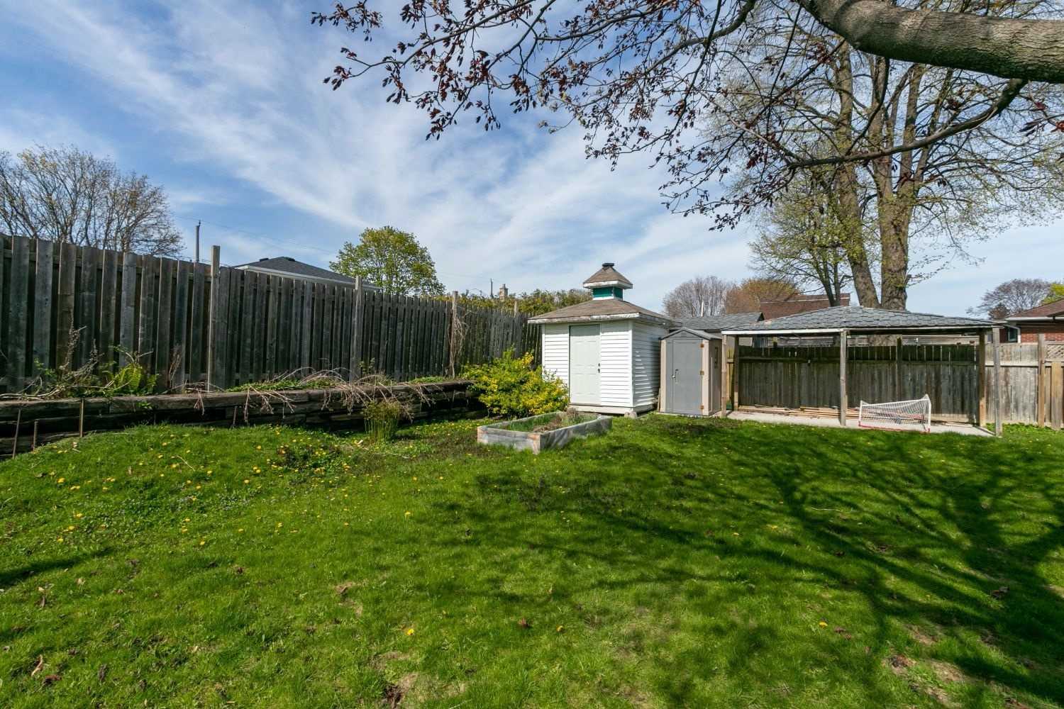 81 Parkway Cres