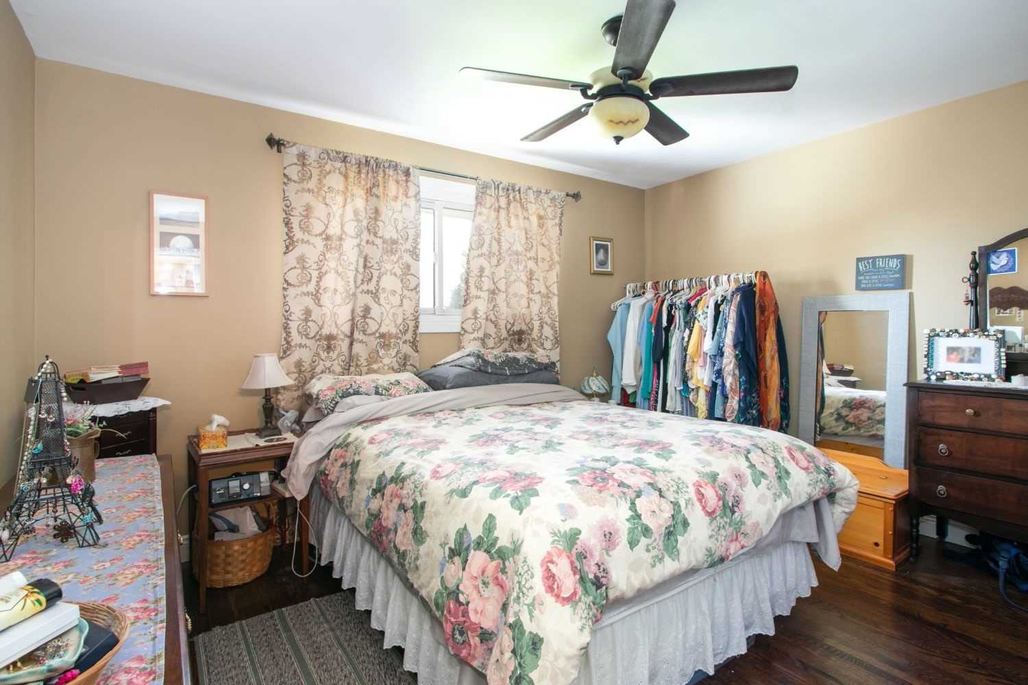 81 Parkway Cres