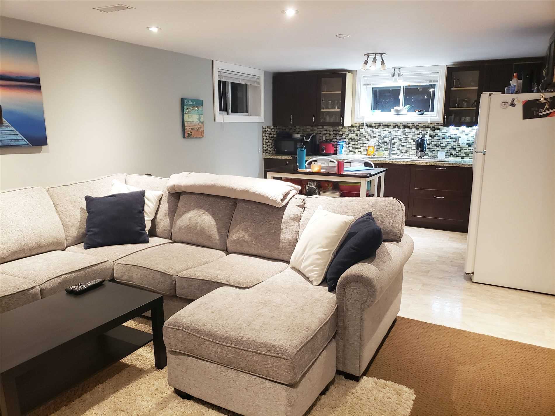 81 Parkway Cres