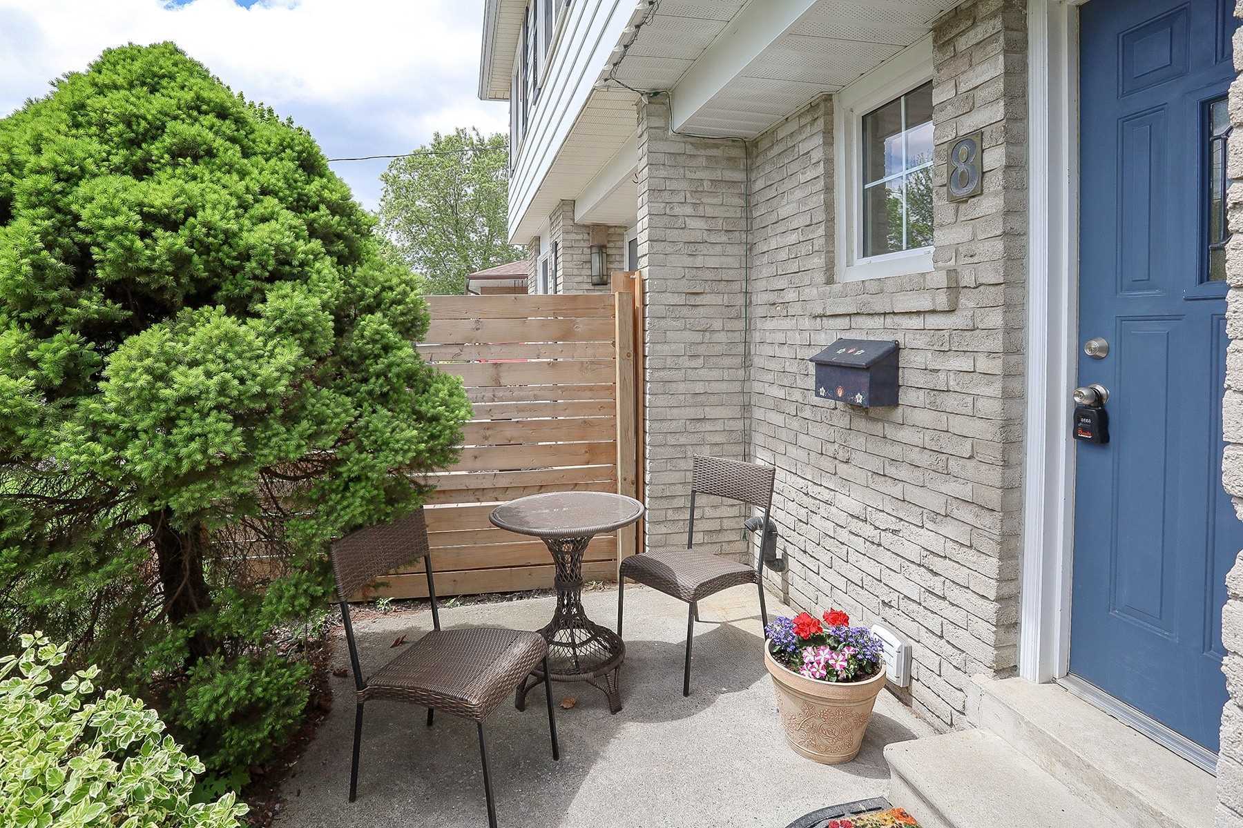 8 Lawrence Cres