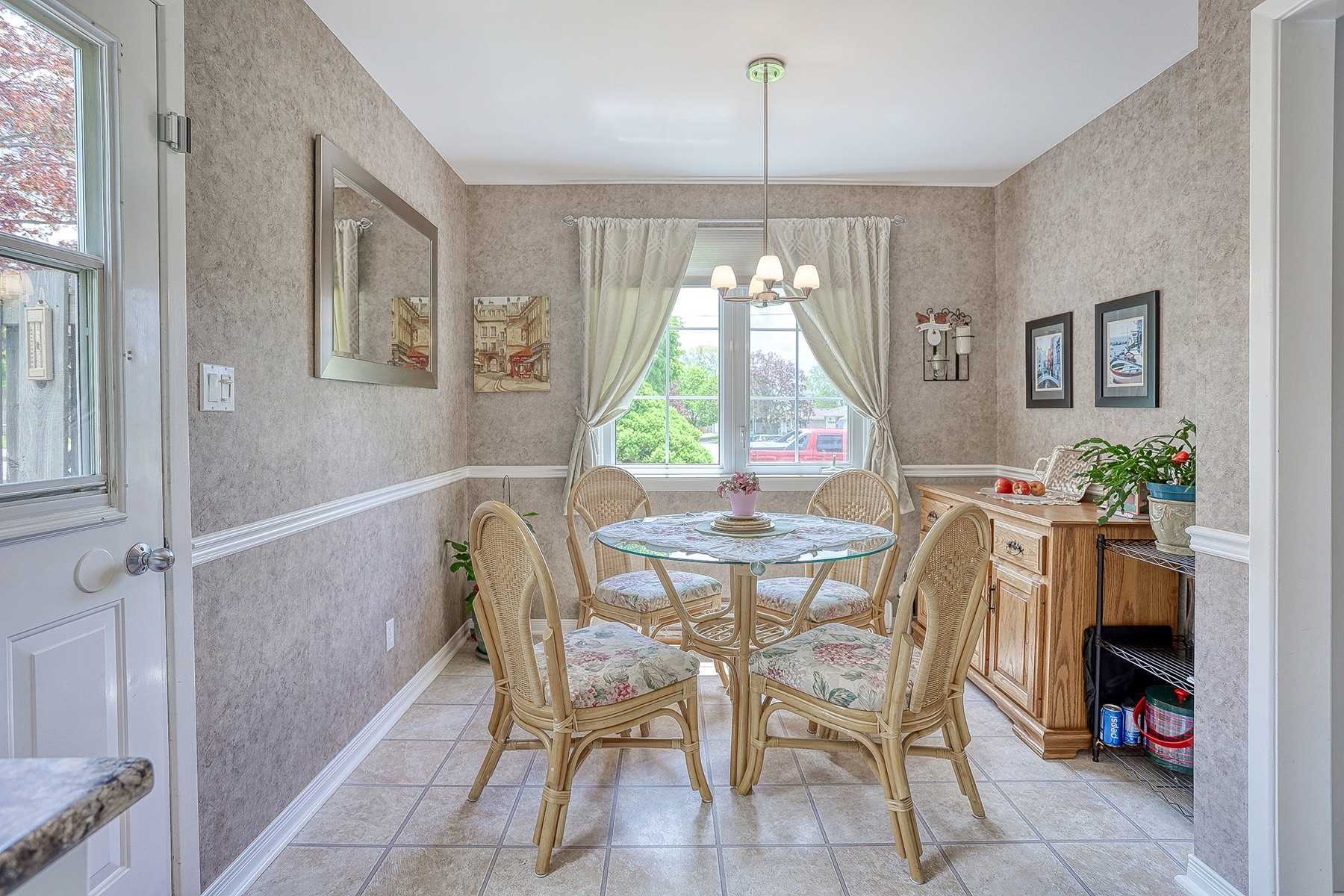 8 Lawrence Cres