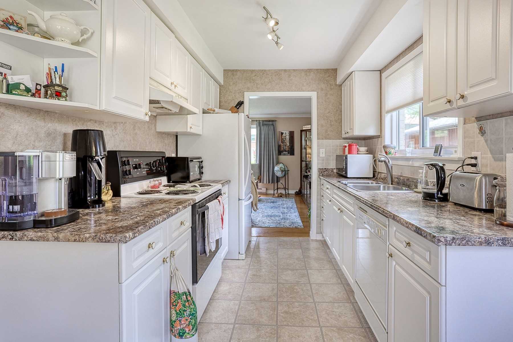8 Lawrence Cres