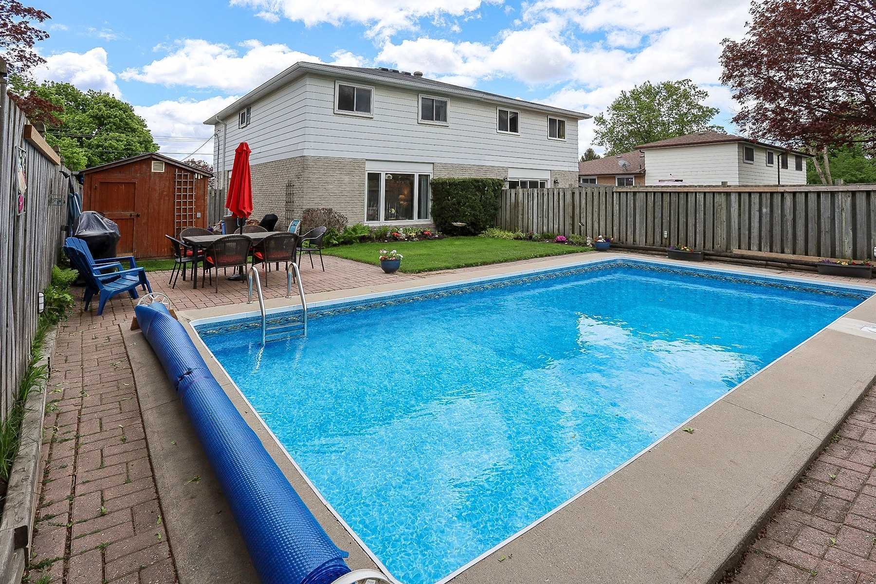 8 Lawrence Cres