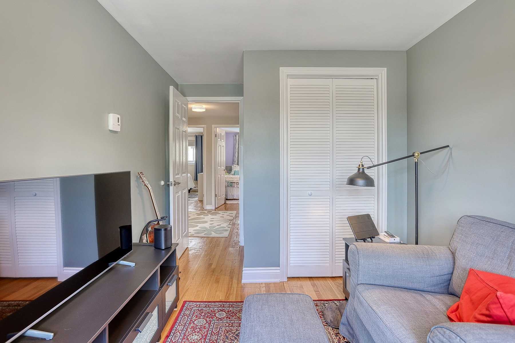 8 Lawrence Cres
