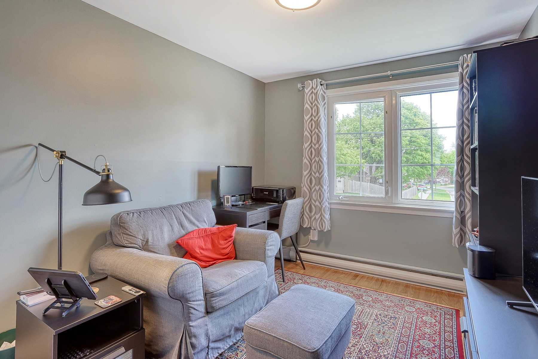 8 Lawrence Cres