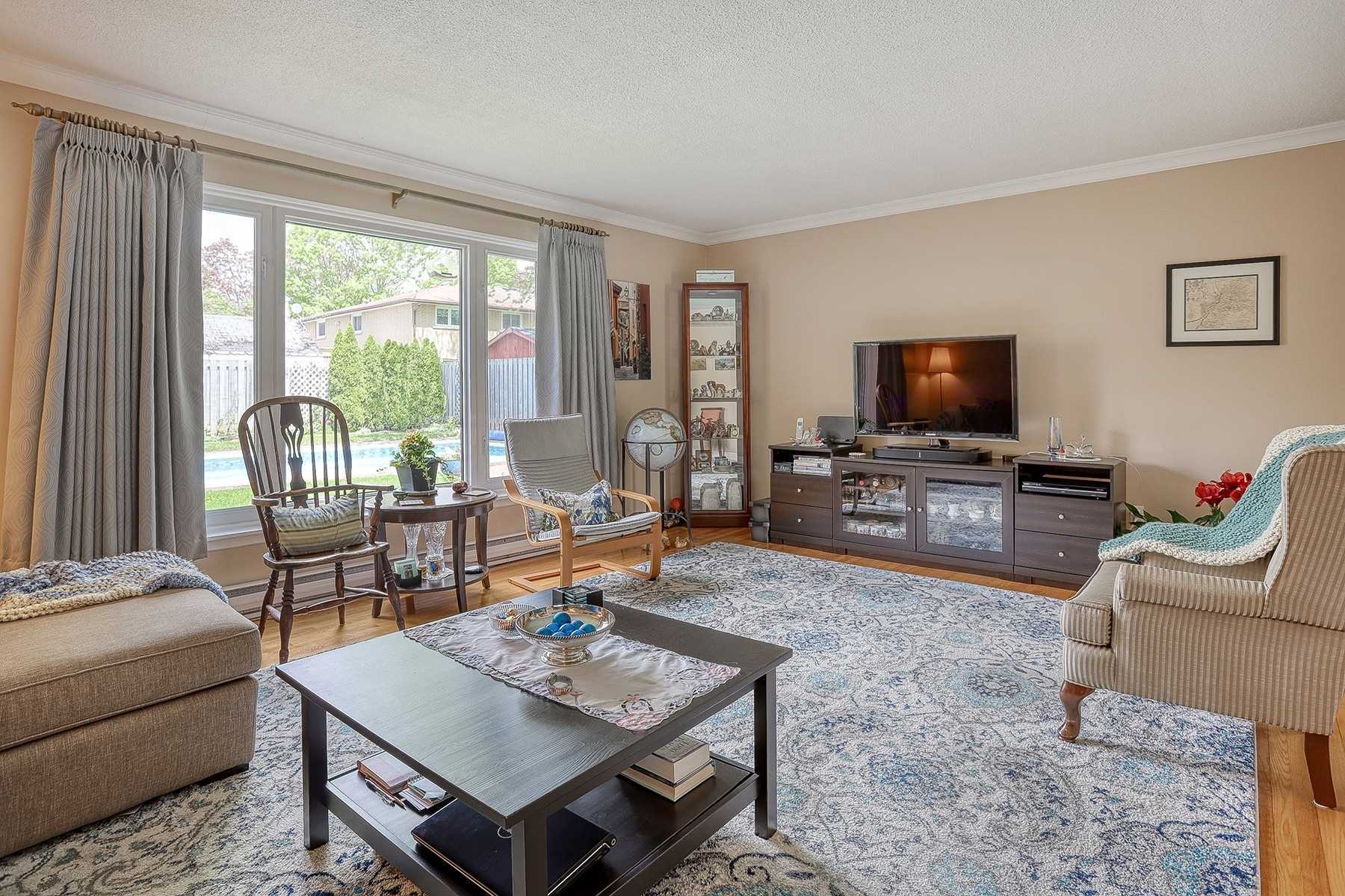 8 Lawrence Cres