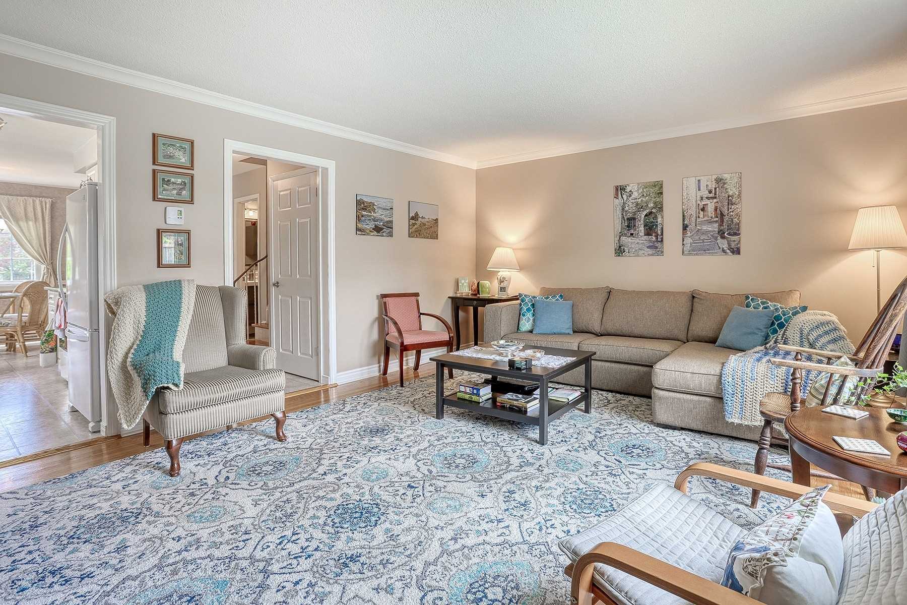 8 Lawrence Cres