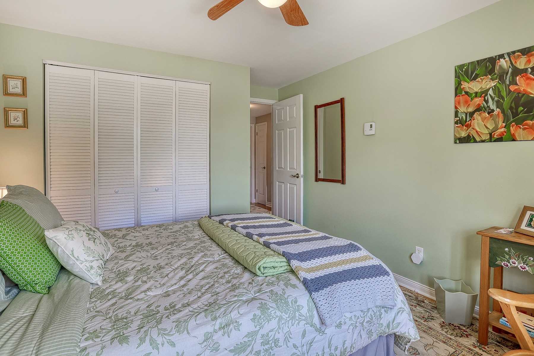 8 Lawrence Cres