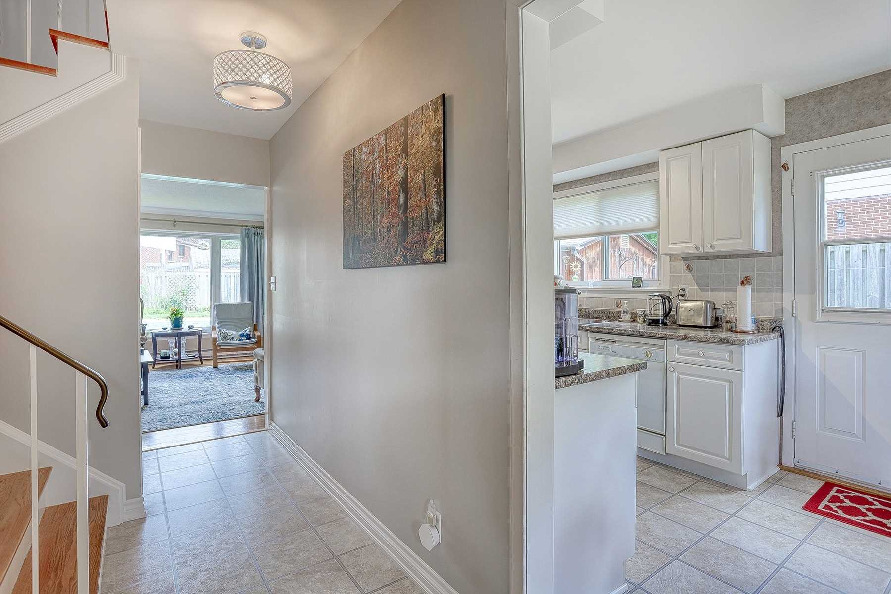 8 Lawrence Cres