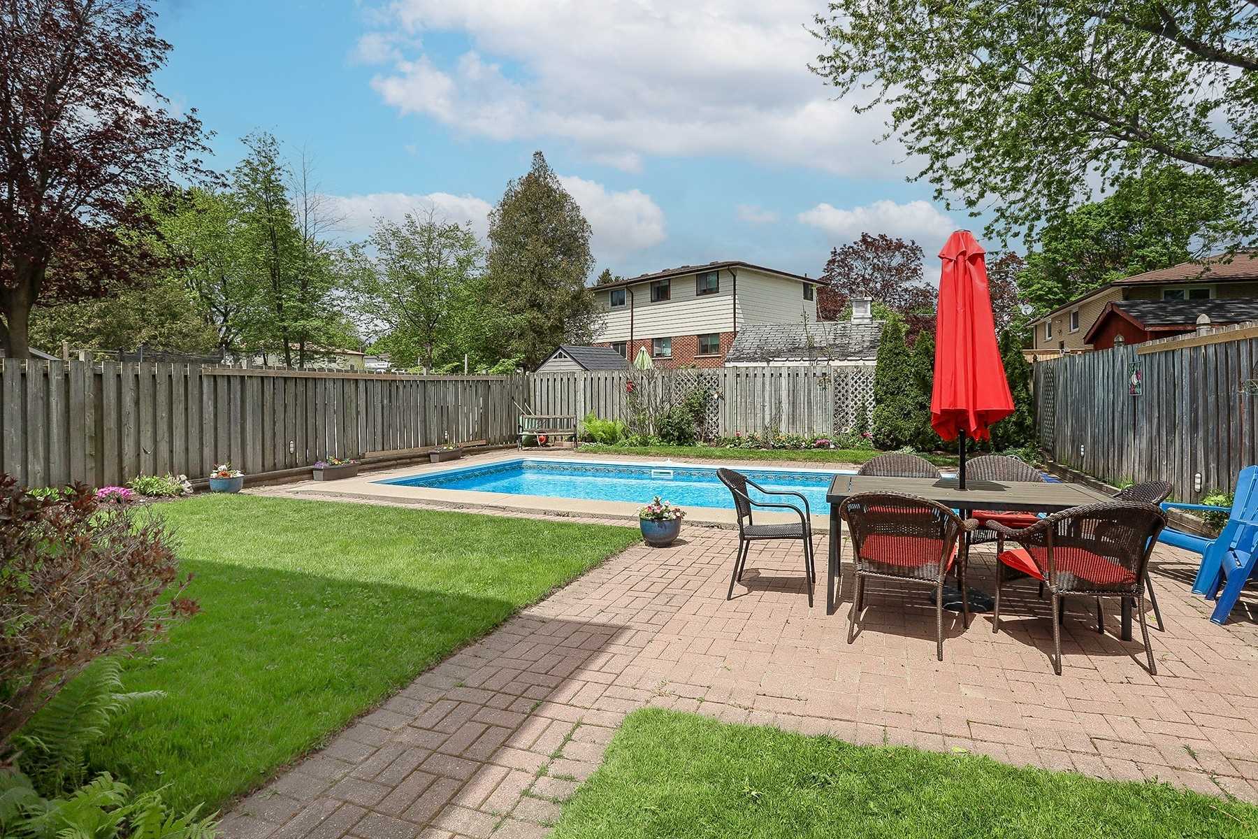 8 Lawrence Cres