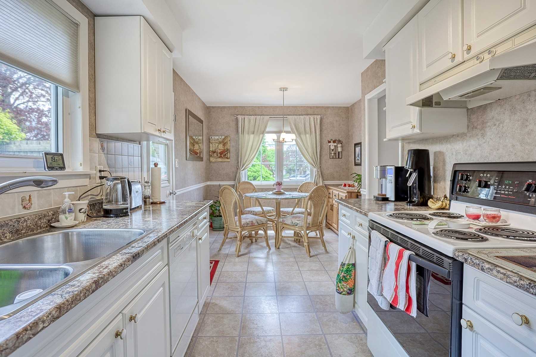 8 Lawrence Cres