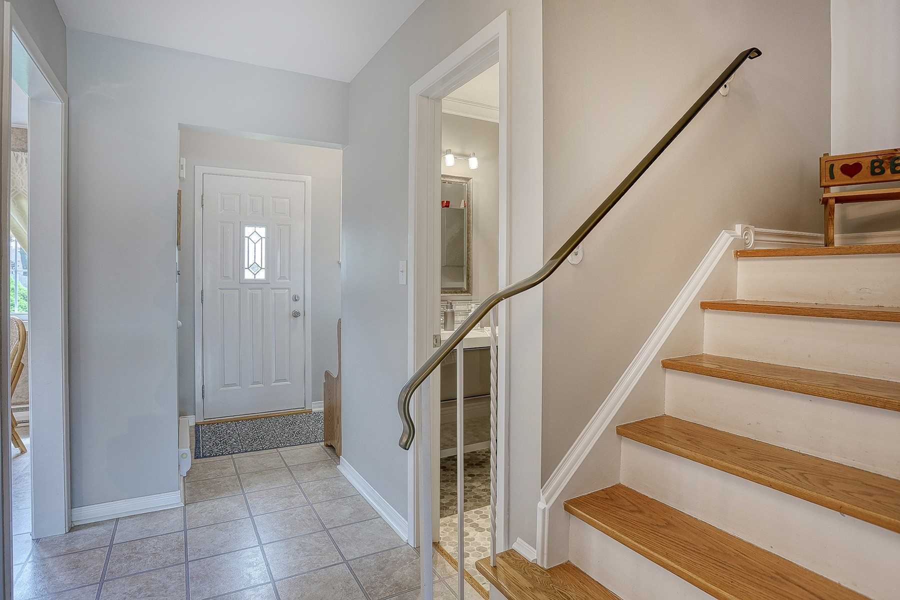 8 Lawrence Cres