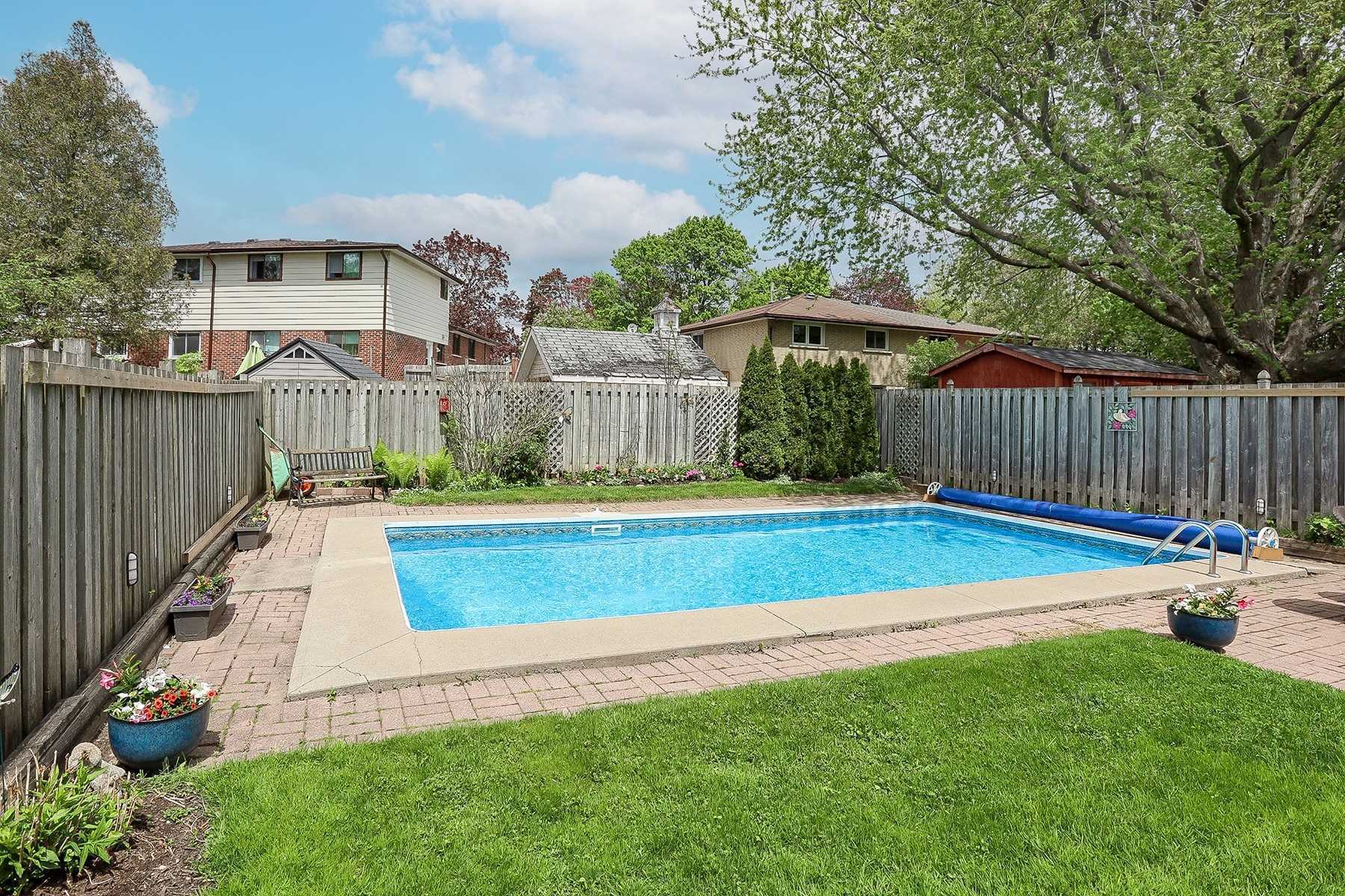 8 Lawrence Cres