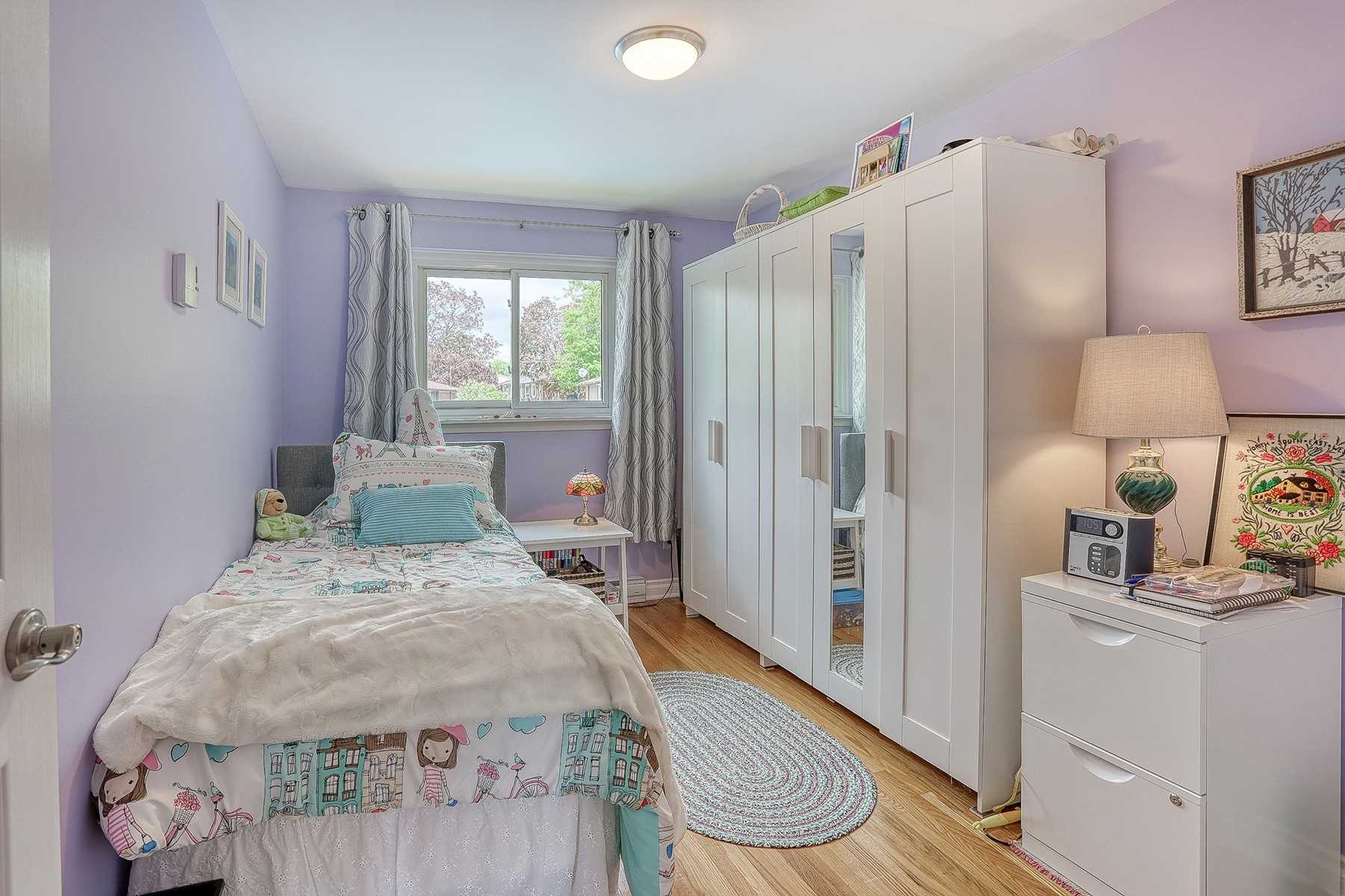 8 Lawrence Cres