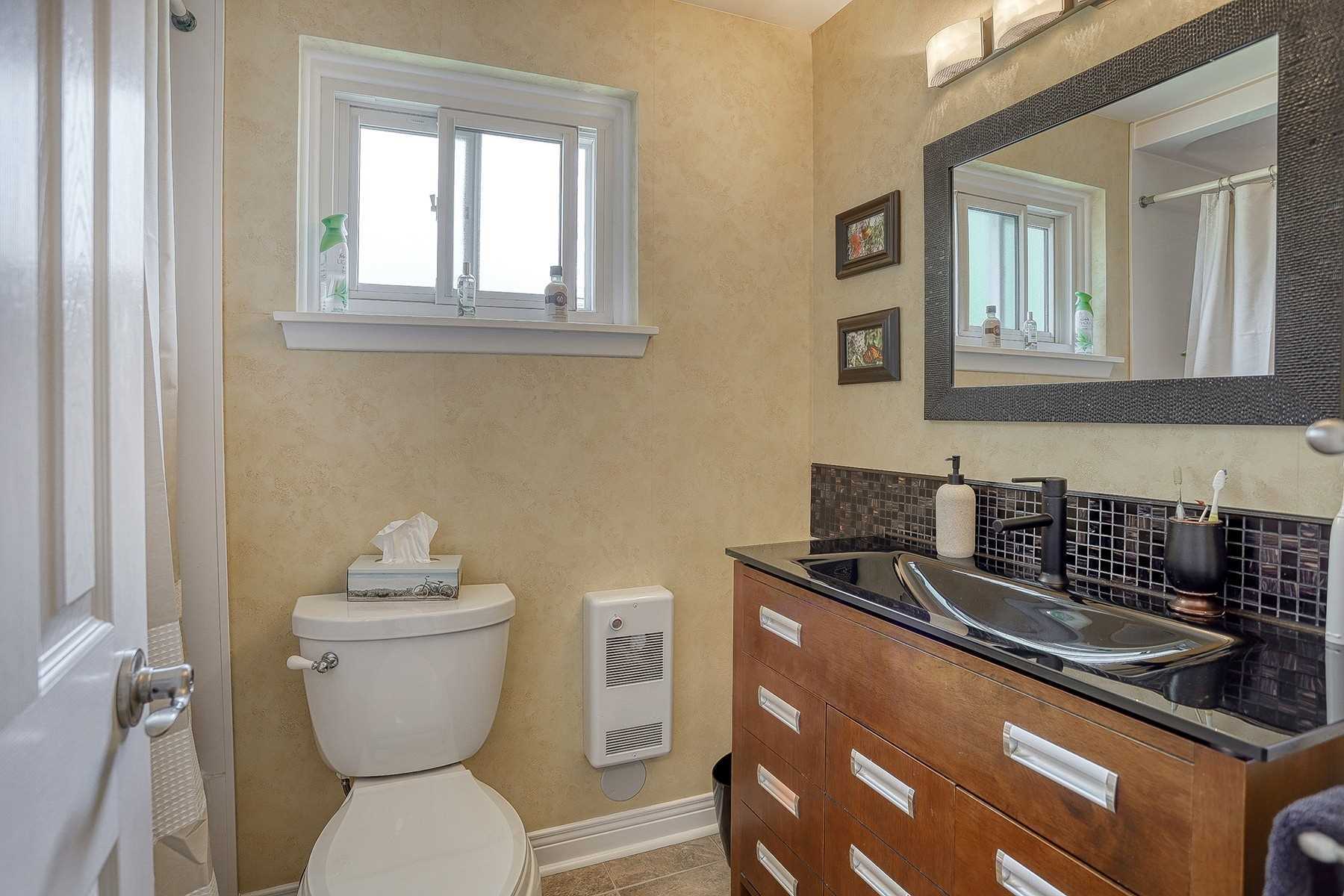 8 Lawrence Cres